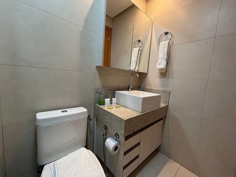 LUX26 - Flat Próx Órion Cozinha Completa com Varanda