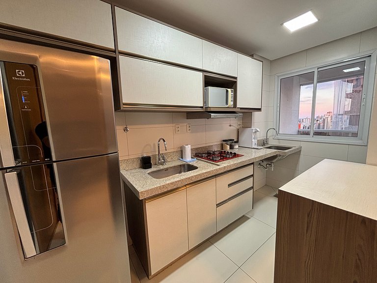 LUX26 - Flat Próx Órion Cozinha Completa com Varanda